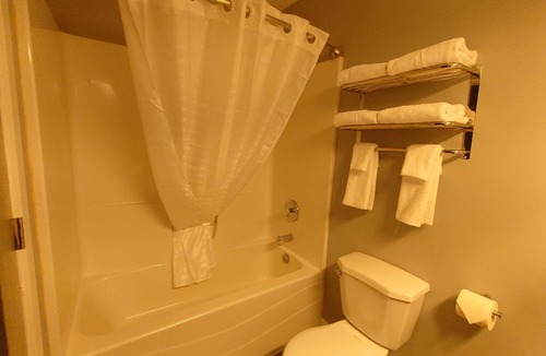 Kenora Hotel | Traveler's Inn