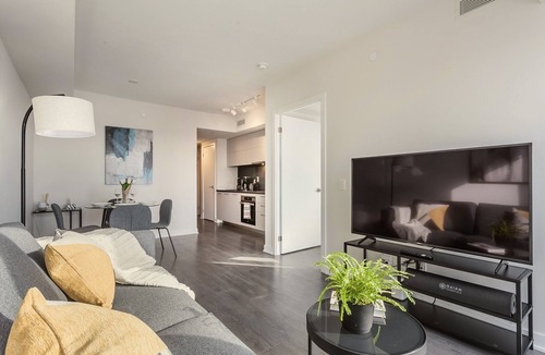 Bloor-Yorkville Condo | Traveller’s home Yorkville Toronto