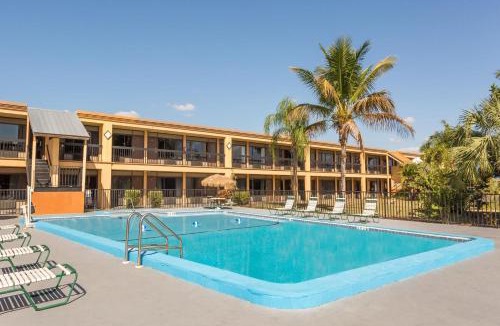 Fort Myers Hotel | Travelodge by Wyndham Fort Myers North