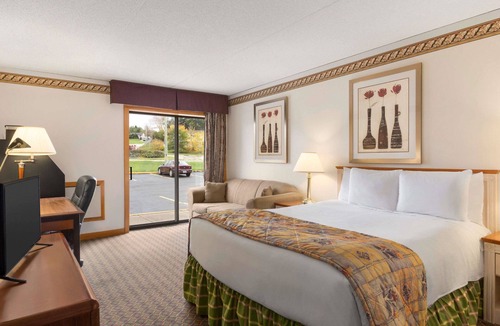 Owen Sound Hotel | Travelodge by Wyndham Owen Sound
