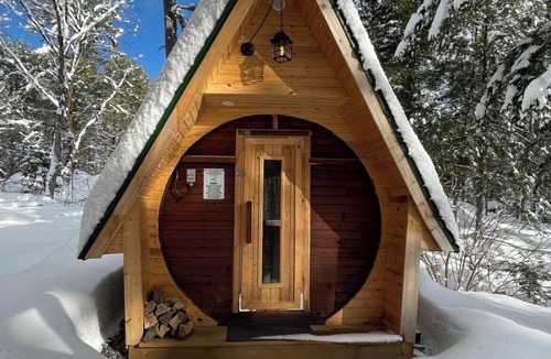 Rosseau Cottage | Treetop Log Cottage with Outdoor Sauna and Hot Tub
