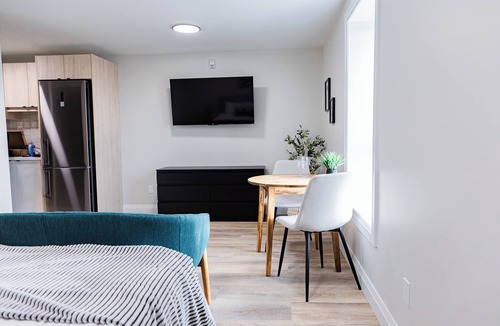 Kitchener Apartment | Trendy 1 queen bed studio Prime Downtown location