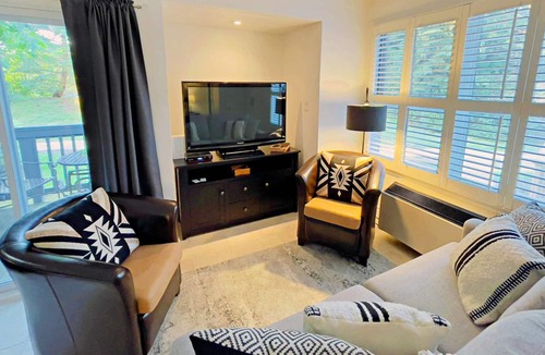 Craigleith Condo | Trendy Blue Mountain Studio - King Bed Free Coffee