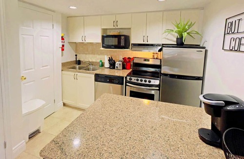 Craigleith Condo | Trendy Blue Mountain Studio - King Bed Free Coffee