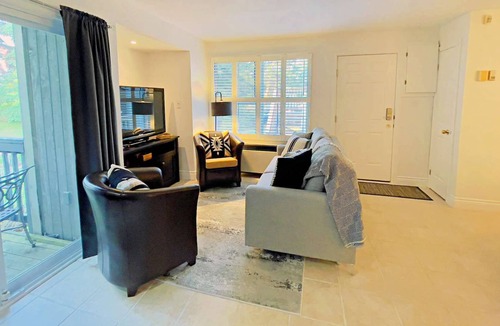 Craigleith Condo | Trendy Blue Mountain Studio - King Bed Free Coffee