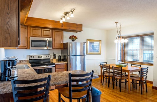 DuBois Condo | Trilevel 2 Bedroom Condo in Lakeside Resort Community (1 King & 2 Queen Beds)