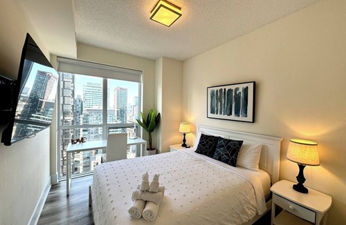 Toronto Entertainment District Hotel | Tripshine DT Executive 3BR/2BA king bed Parking Lakeview
