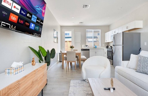Glendale Apartment | Tropical 2B2B Pool, Comfy Beds & Parking