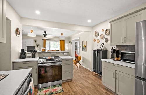 St. Petersburg House | Tropical Disco Mins to St Pete Bchs ·4BR ·Sleep 10 ·Private Pool ·70s Lounge
