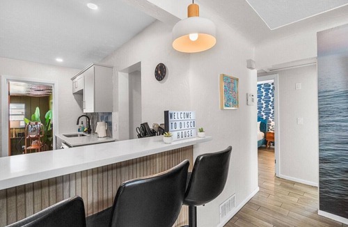St. Petersburg House | Tropical Disco Mins to St Pete Bchs ·4BR ·Sleep 10 ·Private Pool ·70s Lounge