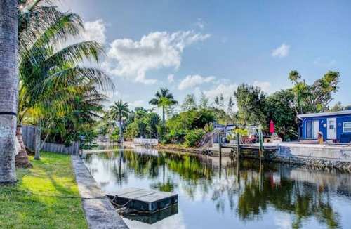 Poinciana Park House | Tropical Jungle House on the River