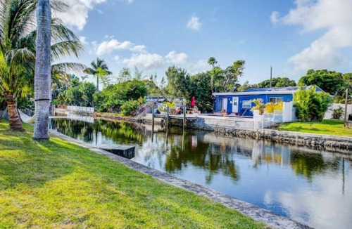 Poinciana Park House | Tropical Jungle House on the River