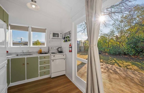 Kinloch House | Tui Shack - cosy with lake views