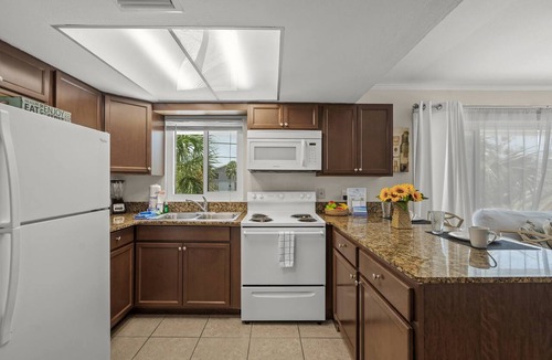 Siesta Key Condo | Turtle at Coastal Breeze | Bay Patio & Dock | Walk to Beach | Free Daily Activities | Siesta Key