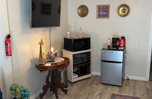 Meadville Bed & Breakfast | Two bedroom Carriage House Suite behind the Historical Highland Guesthouse