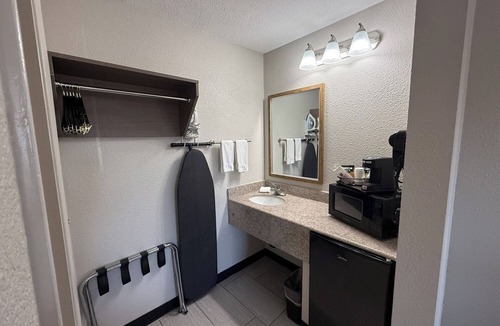 Tucson Hotel | Two Deluxe Queen Room—Comfortable, Bright & Convenient Location