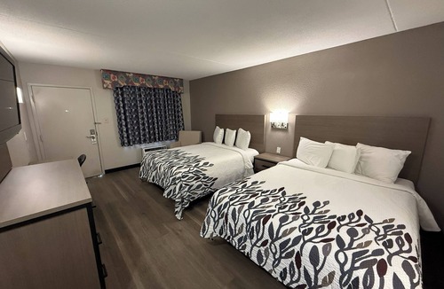 Tucson Hotel | Two Deluxe Queen Room—Comfortable, Bright & Convenient Location