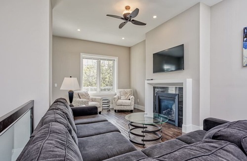 The Blue Mountains Villa | Two Minute Walk To The Blue Mountain Village !!!