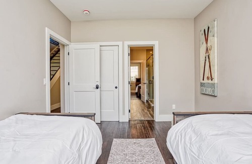 The Blue Mountains Villa | Two Minute Walk To The Blue Mountain Village !!!
