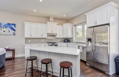 The Blue Mountains Villa | Two Minute Walk To The Blue Mountain Village !!!