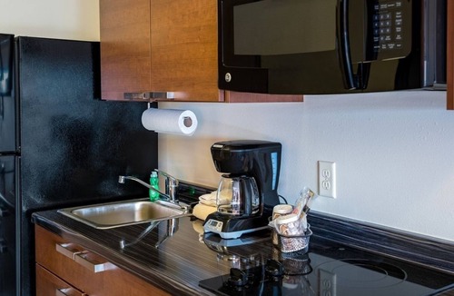 Monaca Hotel | Two Modern Units w/2 Queen Beds & Kitchenette Near Beaver Valley Mall