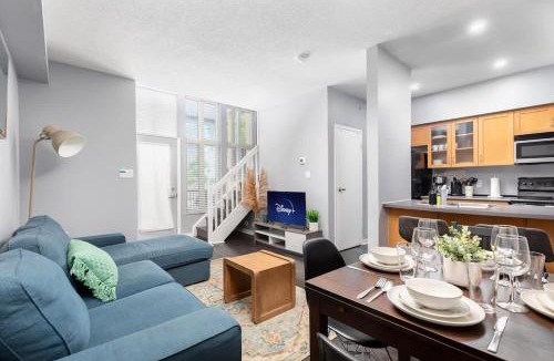 King West Village Apartment | Two Story Loft w 2 beds close to Lakeshore