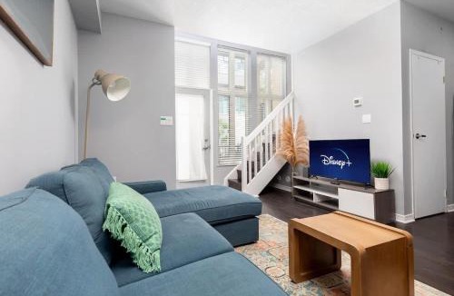 King West Village Apartment | Two Story Loft w 2 beds close to Lakeshore