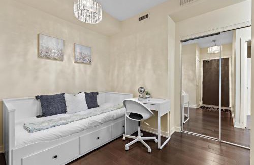 Downtown Mississauga Apartment | Ultra Luxurious 2.5 Bedroom 2 Full Bathroom 1 Parking Condo Near SQ1 Striking Views
