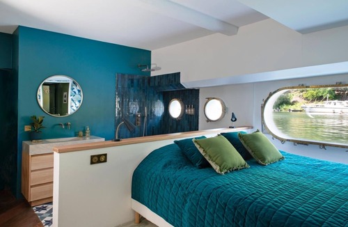 Puteaux Boat Rental | Unique River Boat on the Seine - Private Hot Tub & Parking