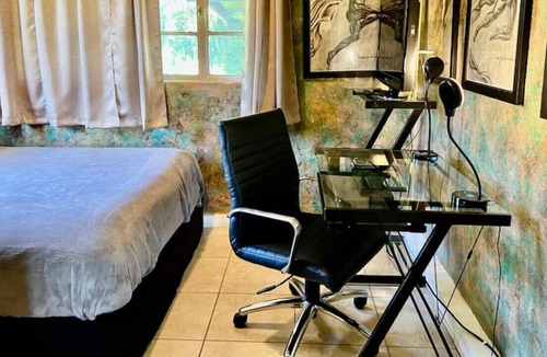 Windermere House | UNIT B · Lakeside Boho Bungalow in Windermere, 1GB WiFi