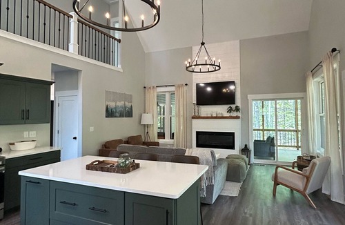 Hamlin House | Unwind in Nature: Grab your Hideout vacation dates for a memorable vacation!