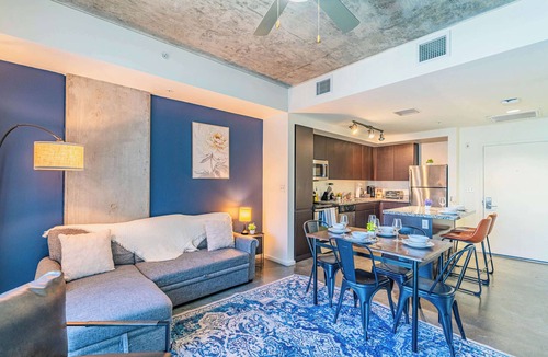 Evans Churchill Apartment | Unwind near PHX DT | Gym,Balcony,Pool,Parking,W/D