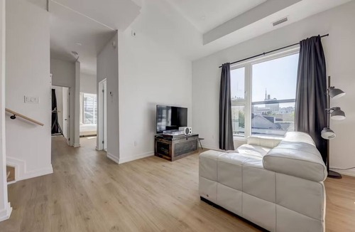 Downtown Toronto Apartment | UofT St. George Campus Penthouse – Quiet & Cozy