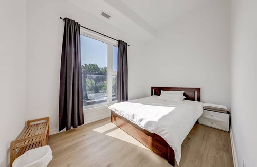 Downtown Toronto Apartment | UofT St. George Campus Penthouse – Quiet & Cozy