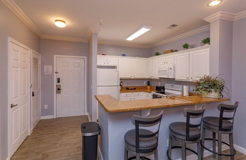 Reunion Condo | Upgraded 3br/2ba resort condo near Disney & more! Great onsite bar & restaurant!