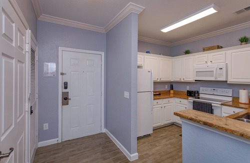 Reunion Condo | Upgraded 3br/2ba resort condo near Disney & more! Great onsite bar & restaurant!