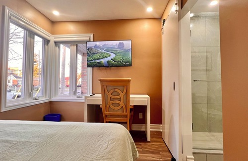 Aurora House | Upgraded Rooms with Bath 7-min to Subway Near Downsview Rogers Stadium