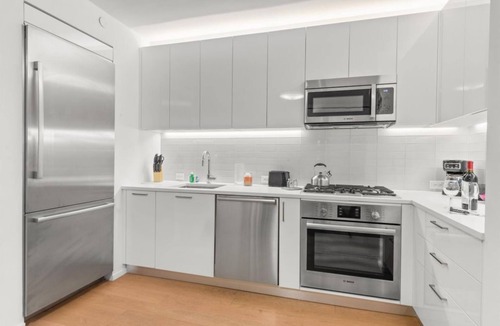 Tudor City Condo | Upscale 1BR Condo with Fitness Center & Pool