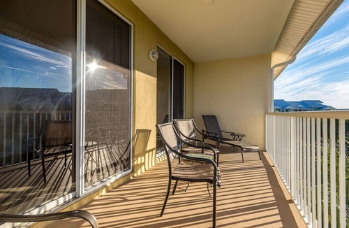 Ruskin House | upscale 4 bedroom waterfront house- Just a short 7 minute walk to beach