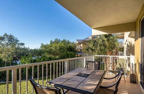 Ruskin House | upscale 4 bedroom waterfront house- Just a short 7 minute walk to beach