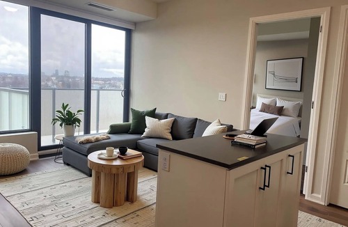 Oakville Condo | Upscale Modern 1 Bedroom on Oakville Mississauga Borders