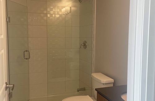 Oakville Condo | Upscale Modern 1 Bedroom on Oakville Mississauga Borders