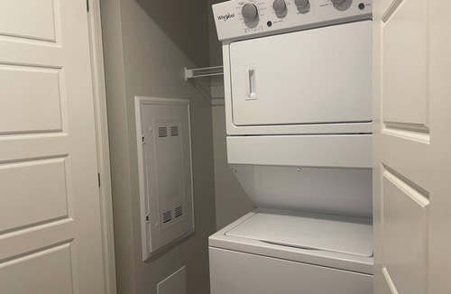 Oakville Condo | Upscale Modern 1 Bedroom on Oakville Mississauga Borders