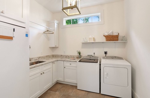 West Riverside Hotel | Uptown w/yard and near Universities