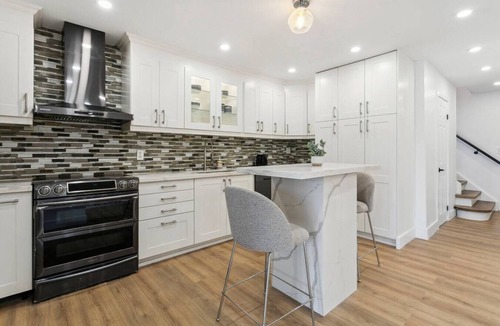 East Credit House | Urban Nest Home 4bed 4bath | Parking | Baby Crib