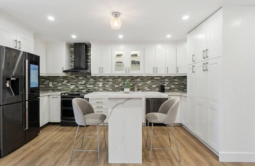 East Credit House | Urban Nest Home 4bed 4bath | Parking | Baby Crib