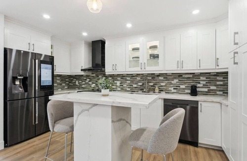 East Credit House | Urban Nest Home 4bed 4bath | Parking | Baby Crib
