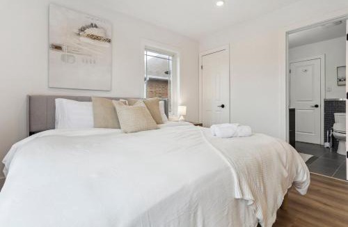 East Credit House | Urban Nest Home 4bed 4bath Parking Baby Crib