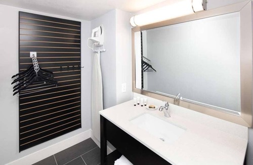 Downtown Tucson Hotel | Urban Retreat in the Heart of Tucson! 2 Family-friendly Units! Outdoor Pool!