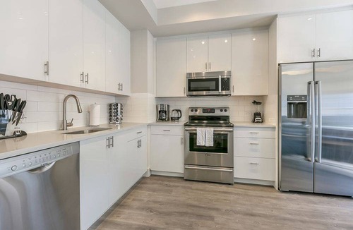 Central Business District Hotel | Spacious Modern 1BR Condo in California Building by Hosteeva